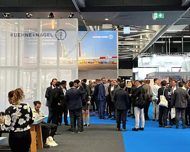 Besucher auf der Break Bulk 2022 am Kühne + Nagel Messestand.
