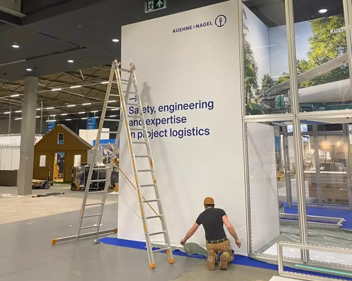 Der KN Break Bulk Messestand 2022, kurz vor der Fertigstellung mit dem Messebauer.