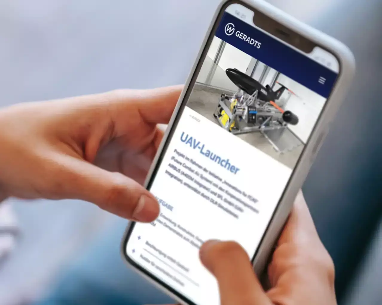 Nahaufnahme vom Testen einer Website auf dem Handy.